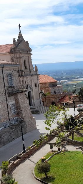Ricordando il Beato fra Paolo: giù le mani dalla sacre spoglie! 5 scorcio di Nicotera con la cattedrale