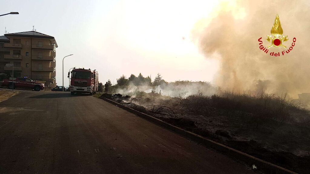 Il Vibonese avvolto dalle fiamme, ieri una giornata difficile per i Vigili del Fuoco (VIDEO e foto) 6 10 v