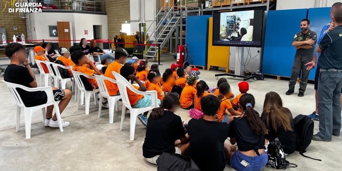Visita dei bambini dell’associazione “ASD GSS SPORT” presso la Sezione Aerea del ROAN di Lamezia Terme