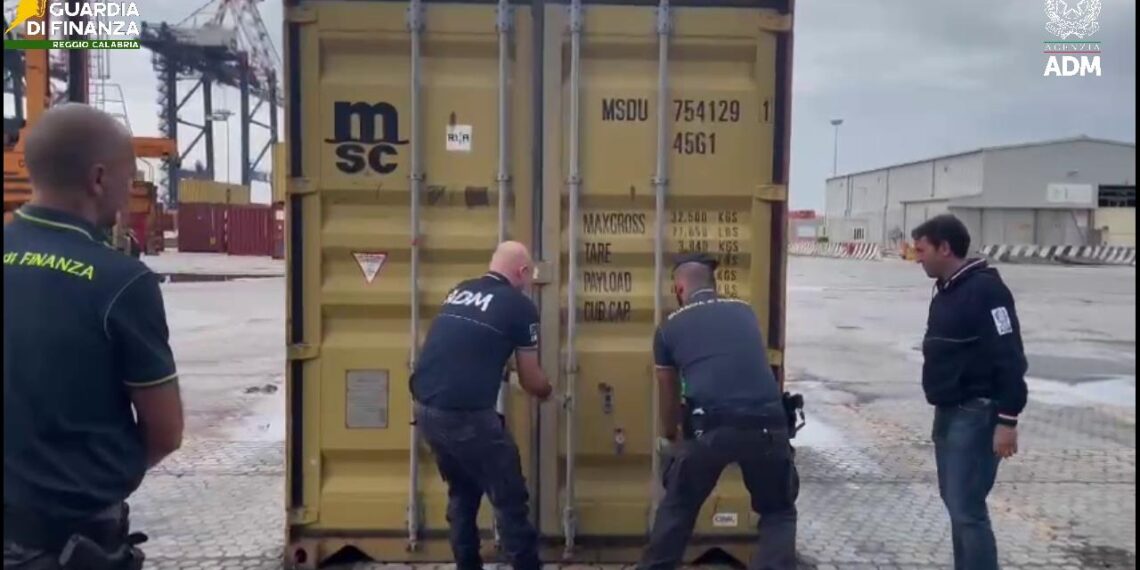 Un altro carico di droga scoperto nel Porto di Gioia Tauro (VIDEO) 1 Un altro carico di droga scoperto nel Porto di Gioia Tauro (VIDEO)