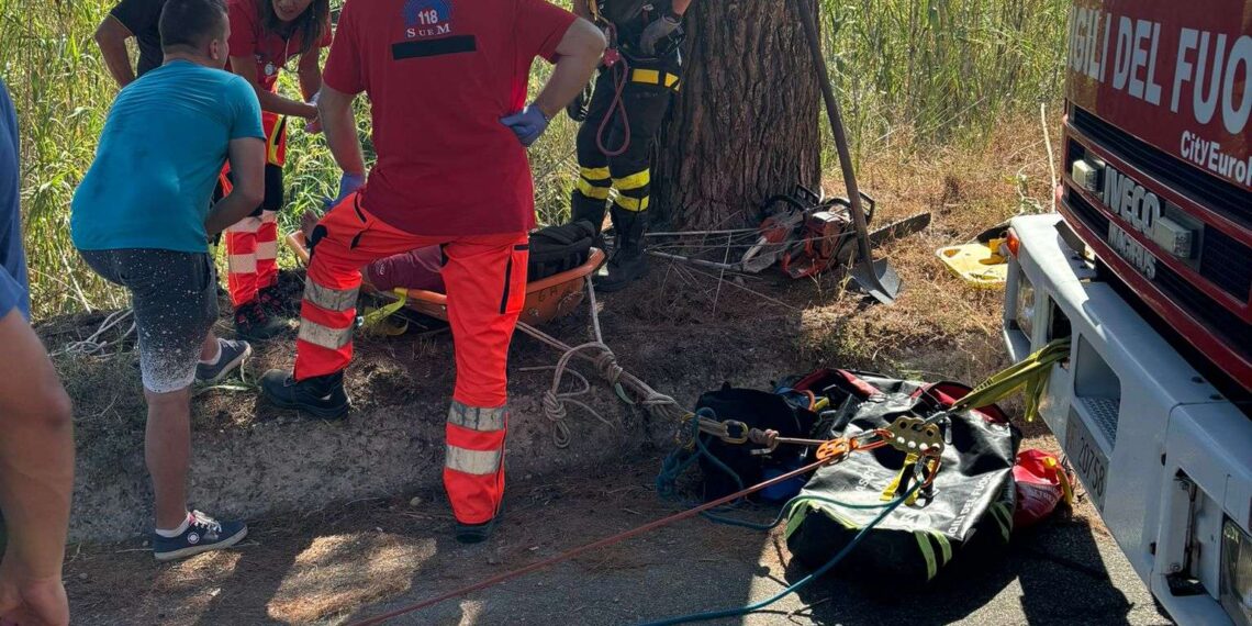 Torre Ruffa, cade in un dirupo, salvo grazie all’intervento dei Vigili del Fuoco