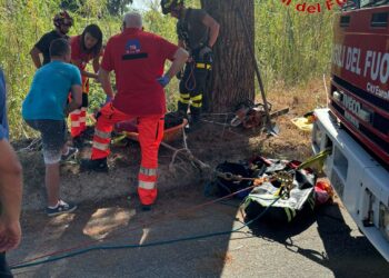 Torre Ruffa, cade in un dirupo, salvo grazie all’intervento dei Vigili del Fuoco