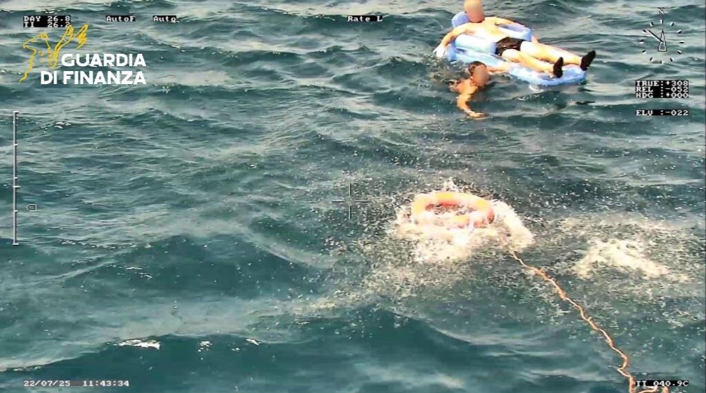 Una motovedetta della Guardia di Finanza salva due persone che le correnti avevano portato molto al largo