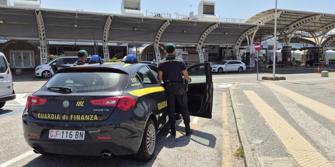 La Guardia di Finanza di Lamezia Terme ha controllato 115 società di trasporto aereo nazionali e straniere 1 La Guardia di Finanza di Lamezia Terme ha controllato 115 società di trasporto aereo nazionali e straniere