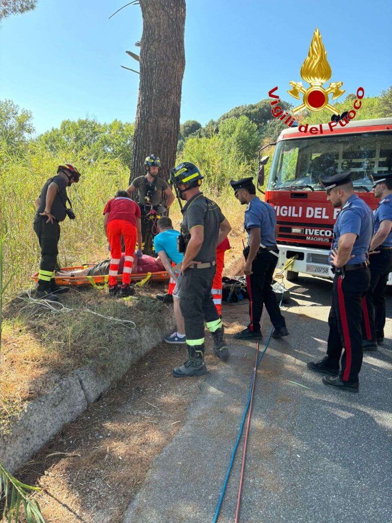 Torre Ruffa, cade in un dirupo, salvo grazie all'intervento dei Vigili del Fuoco 4 2wtmk