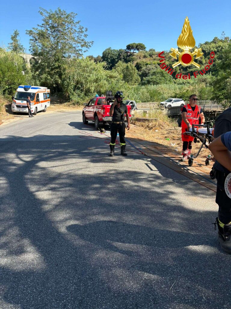 Torre Ruffa, cade in un dirupo, salvo grazie all'intervento dei Vigili del Fuoco 3 3wtmk 1