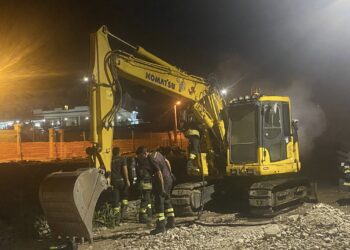 Incendiato un escavatore nel cantiere di Santa Trada