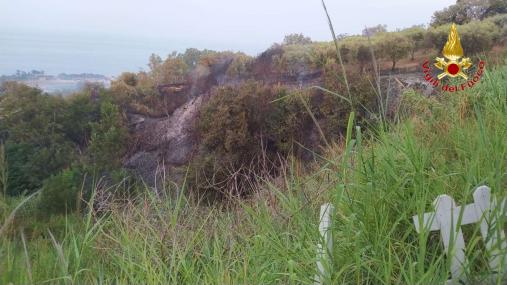 La Calabria nella morsa del fuoco. Circa 140 interventi dei Vigli del Fuoco nel fine settimana 4 5 5