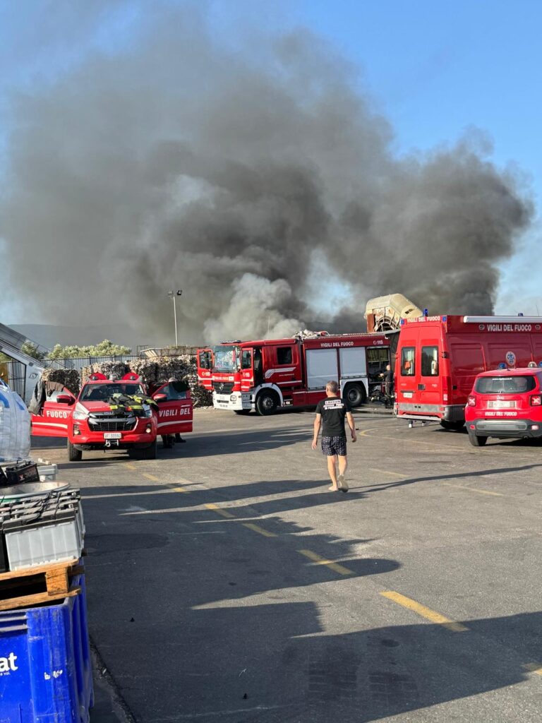 L'Arpacal valuta l'impatto ambientale a Lamezia Terme dopo l'incendio nell'impianto di Ecologia Oggi 7 6fc5ffd9 f872 4f6f ba5b aa95a6e091c2 1