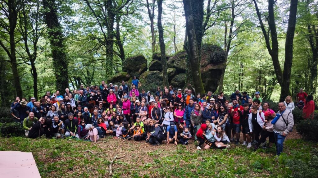Cala il sipario su Kalipè 2025, successo a Monterosso per la due giorni dedicata ai cammini e al turismo lento 8 Foto di gruppo a Pietra della Fata