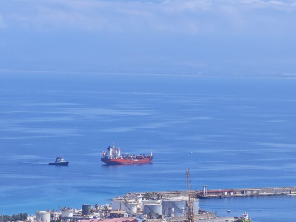 È nella rada all' esterno del porto assistita da un rimorchiatore la nave colpita da un principio di incendio al largo di Paola 3 IMG 20250704 WA0019
