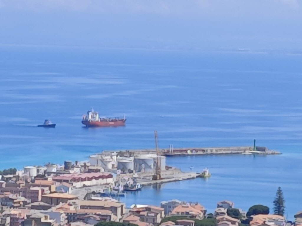 È nella rada all' esterno del porto assistita da un rimorchiatore la nave colpita da un principio di incendio al largo di Paola 4 IMG 20250704 WA0020