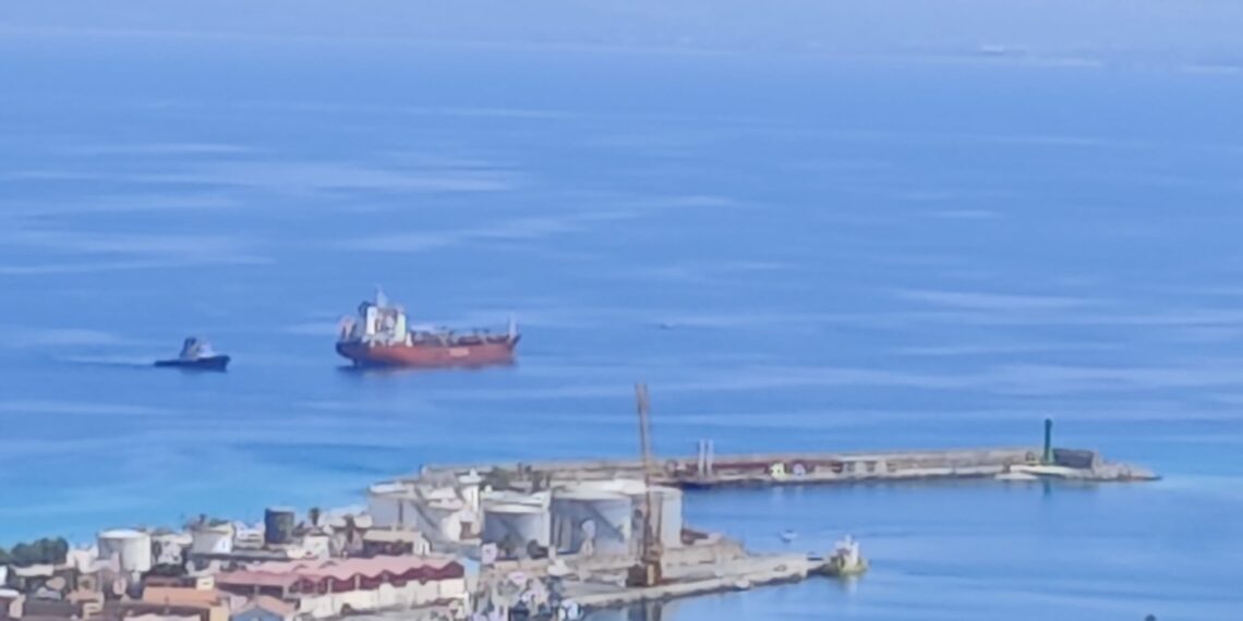 È nella rada all’ esterno del porto assistita da un rimorchiatore la nave colpita da un principio di incendio al largo di Paola