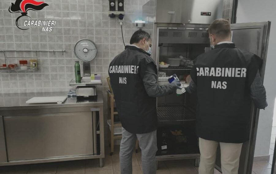 I Carabinieri sequestrano una tonnellata di derrate alimentari 1 I Carabinieri sequestrano una tonnellata di derrate alimentari