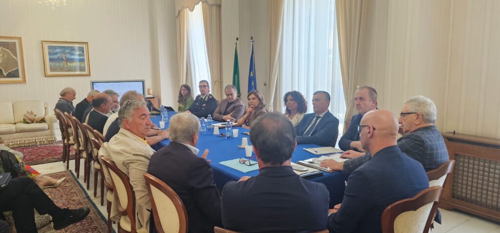 Sicurezza urbana: sottoscritto il protocollo d’intesa con i Comuni e le associazioni di categoria 2 IMG 20250722 WA0008 ALLEGATO