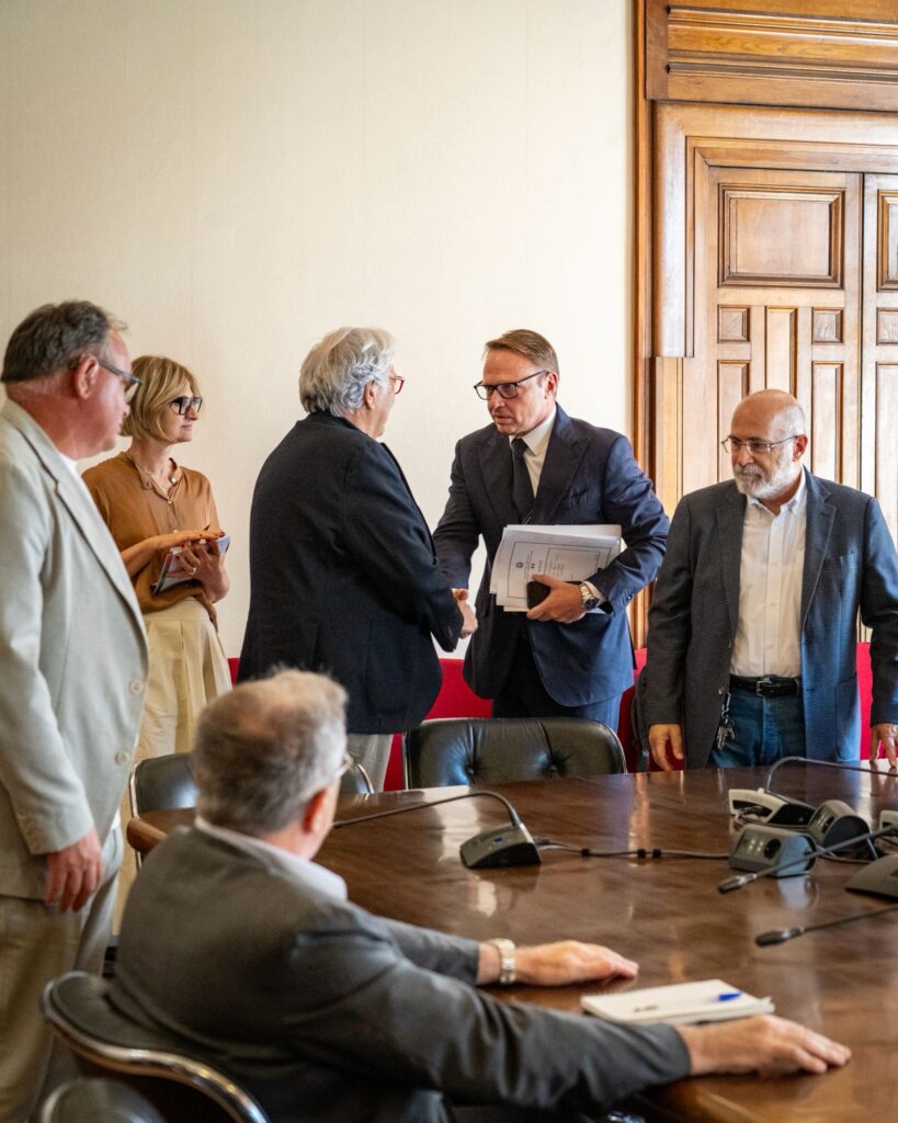 Il presidente Copagri Calabria Francesco Macrì lancia l'allarme davanti al ministro Lollobrigida 5 Immagine WhatsApp 2025 07 11 ore 12.04.11 2ee05cce