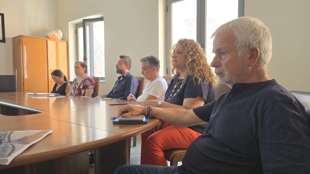 Vibo Valentia diventa il primo comune italiano a monitorare in tempo reale impatti delle politiche e spesa pubblica 3 Open economics analisi dati con i dirigenti 3