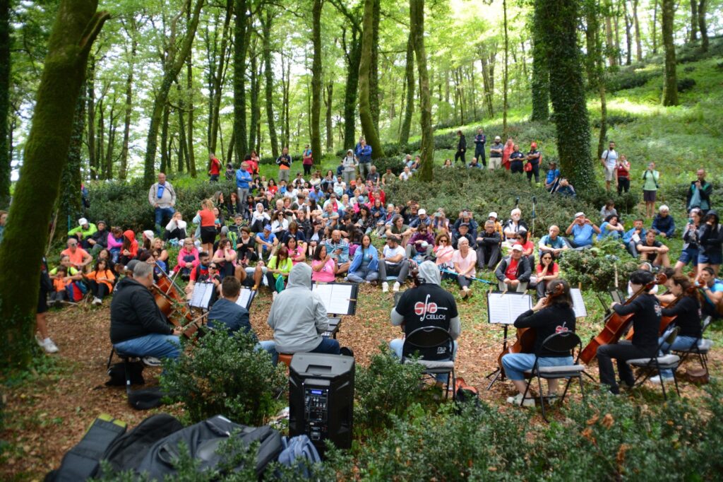 Cala il sipario su Kalipè 2025, successo a Monterosso per la due giorni dedicata ai cammini e al turismo lento 7 Sfracellos in concerto nella faggeta