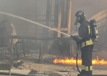 Ad Acri va in fiamme un capannone per la lavorazione di infissi