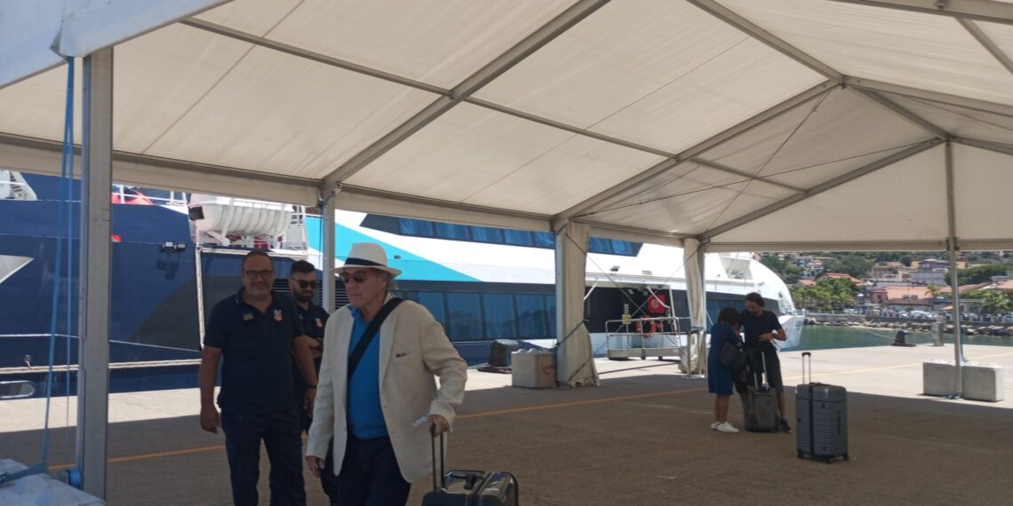 Oliver Stone sbarca nel Porto di Vibo Marina, che si conferma scalo privilegiato dai turisti di ritorno dalle Eolie 1 Oliver Stone sbarca nel Porto di Vibo Marina, che si conferma scalo privilegiato dai turisti di ritorno dalle Eolie