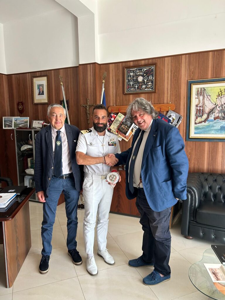 L'UIR omaggia la Capitaneria di Porto di Vibo Valentia in occasione del 160° anniversario della Fondazione del Corpo 3 WhatsApp Image 2025 07 21 at 12.42.08 2