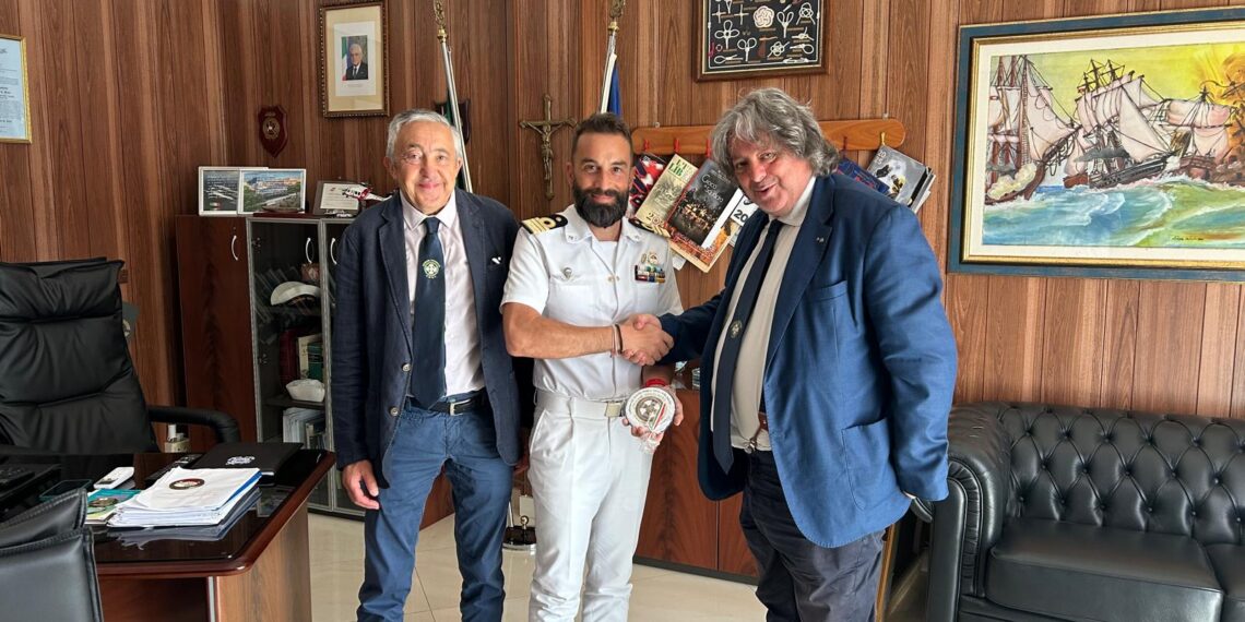 L'UIR omaggia la Capitaneria di Porto di Vibo Valentia in occasione del 160° anniversario della Fondazione del Corpo 1 L’UIR omaggia la Capitaneria di Porto di Vibo Valentia in occasione del 160° anniversario della Fondazione del Corpo