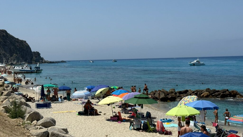 Approdo d'emergenza sulla spiaggia di Capo Vaticano per un motopeschereccio in avaria (VIDEO) 5 WhatsApp Image 2025 07 22 at 12.38.29