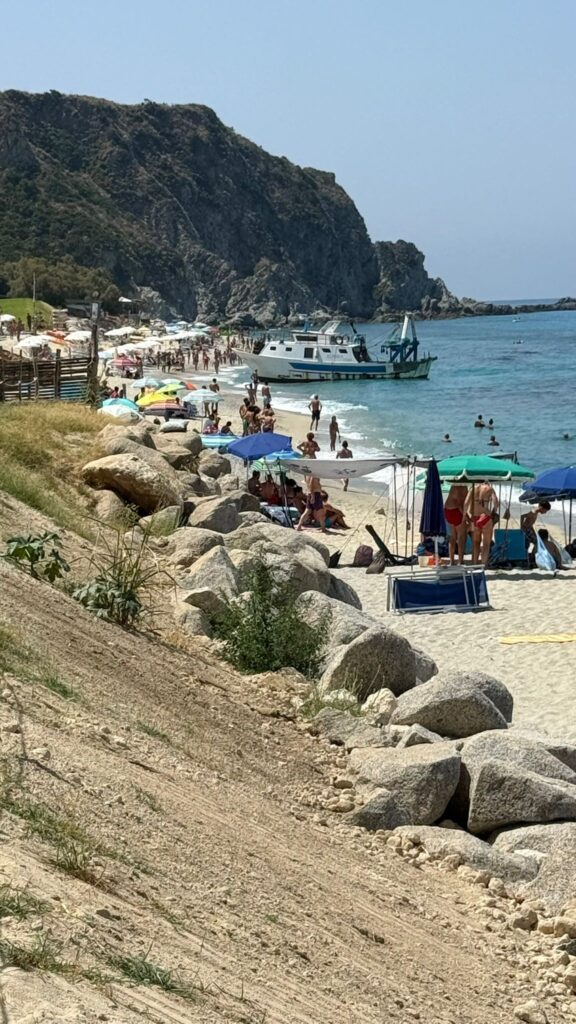 Approdo d'emergenza sulla spiaggia di Capo Vaticano per un motopeschereccio in avaria (VIDEO) 6 WhatsApp Image 2025 07 22 at 12.38.30 1