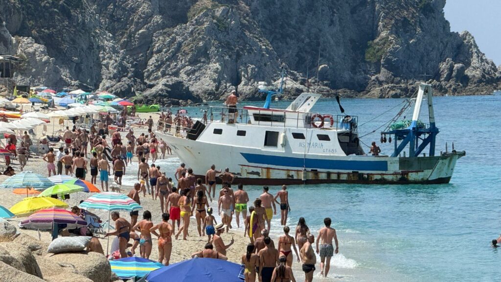 Approdo d'emergenza sulla spiaggia di Capo Vaticano per un motopeschereccio in avaria (VIDEO) 3 WhatsApp Image 2025 07 22 at 12.38.30 2