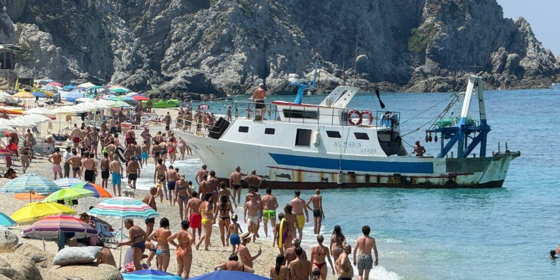 Approdo d’emergenza sulla spiaggia di Capo Vaticano per un motopeschereccio in avaria (VIDEO)
