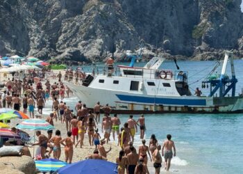 Approdo d’emergenza sulla spiaggia di Capo Vaticano per un motopeschereccio in avaria (VIDEO)
