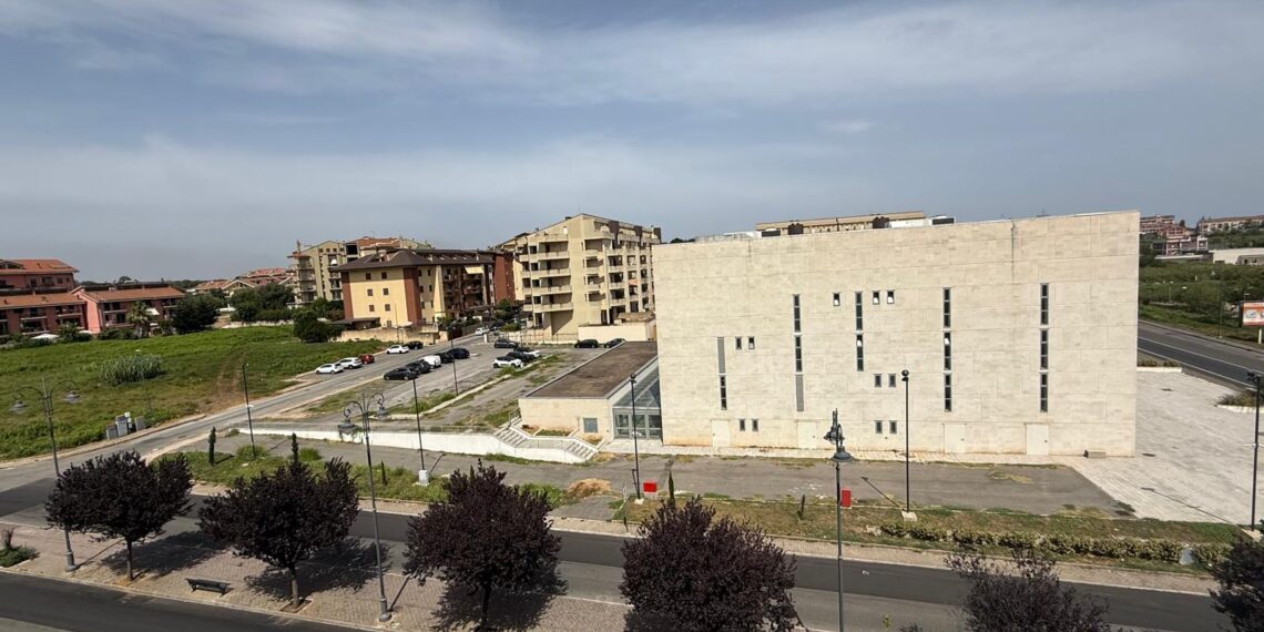 Vivere sotto assedio: gruppo di minorenni tiene in ostaggio un intero quartiere, ma Moderata Durant non vuole arrendersi