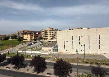 Vivere sotto assedio: gruppo di minorenni tiene in ostaggio un intero quartiere, ma Moderata Durant non vuole arrendersi