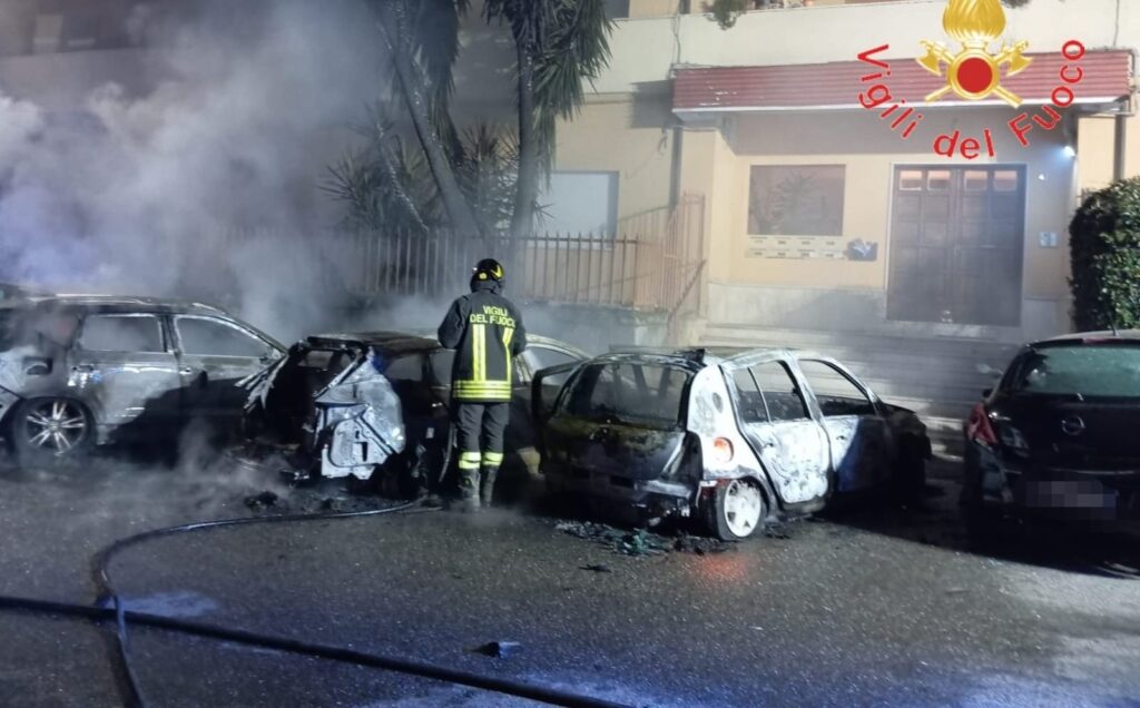 Notte di fuoco in Calabria, numerose auto in fiamme 4 auto incendio lamezia 1 1024x636 1