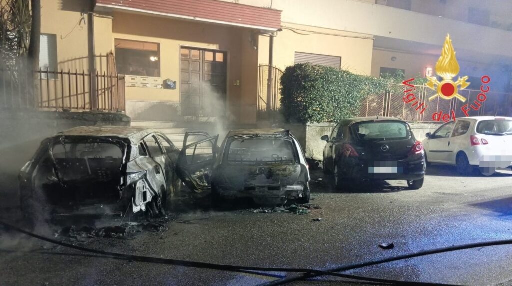 Notte di fuoco in Calabria, numerose auto in fiamme 5 auto incendio lamezia 2 1024x572 1