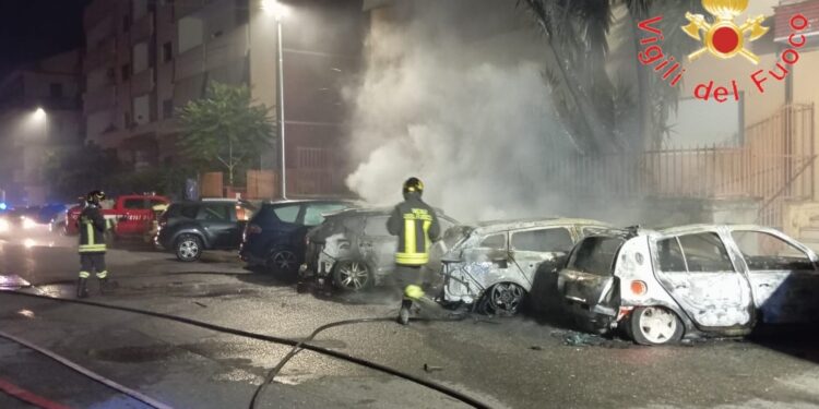 Notte di fuoco in Calabria, numerose auto in fiamme 3 auto incendio lamezia 750x375 1