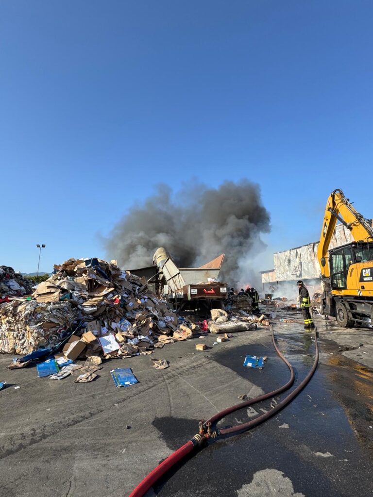 L'Arpacal valuta l'impatto ambientale a Lamezia Terme dopo l'incendio nell'impianto di Ecologia Oggi 5 d4ef49fc c269 47c7 a5ca 3f0ced24f058