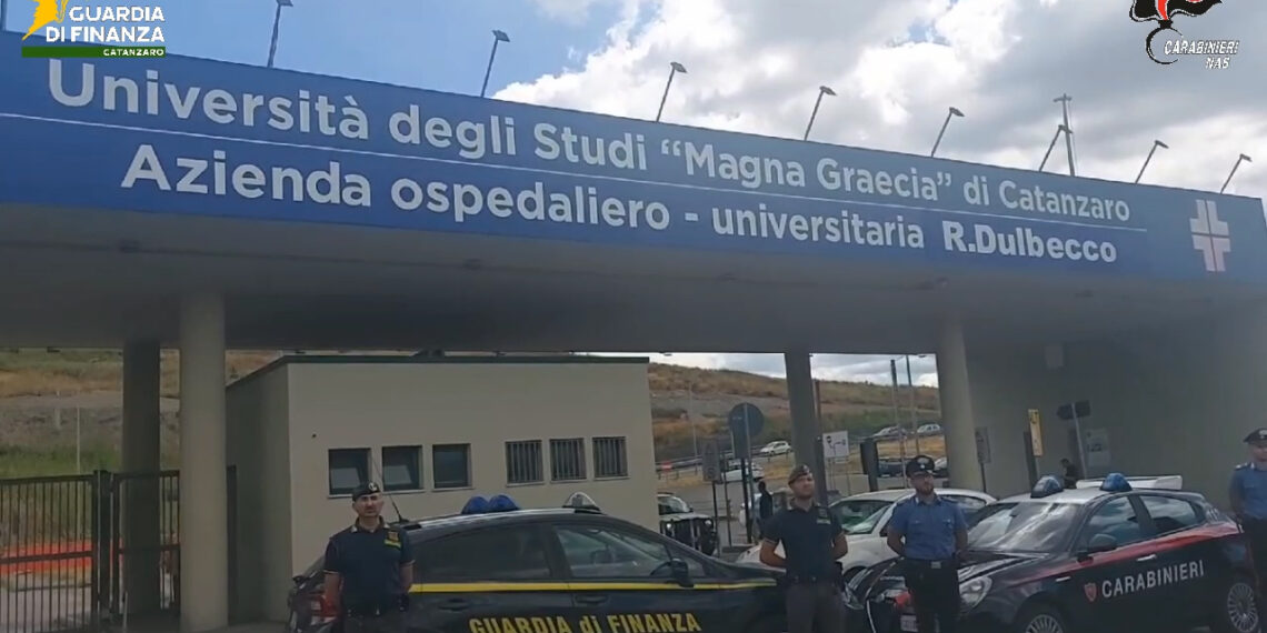 14 tra medici, infermieri e dipendenti dell’A.O.U. “Renato Dulbecco” indagati per truffa aggravata ai danni dello Stato (VIDEO) 1 14 tra medici, infermieri e dipendenti dell’A.O.U. “Renato Dulbecco” indagati per truffa aggravata ai danni dello Stato (VIDEO)