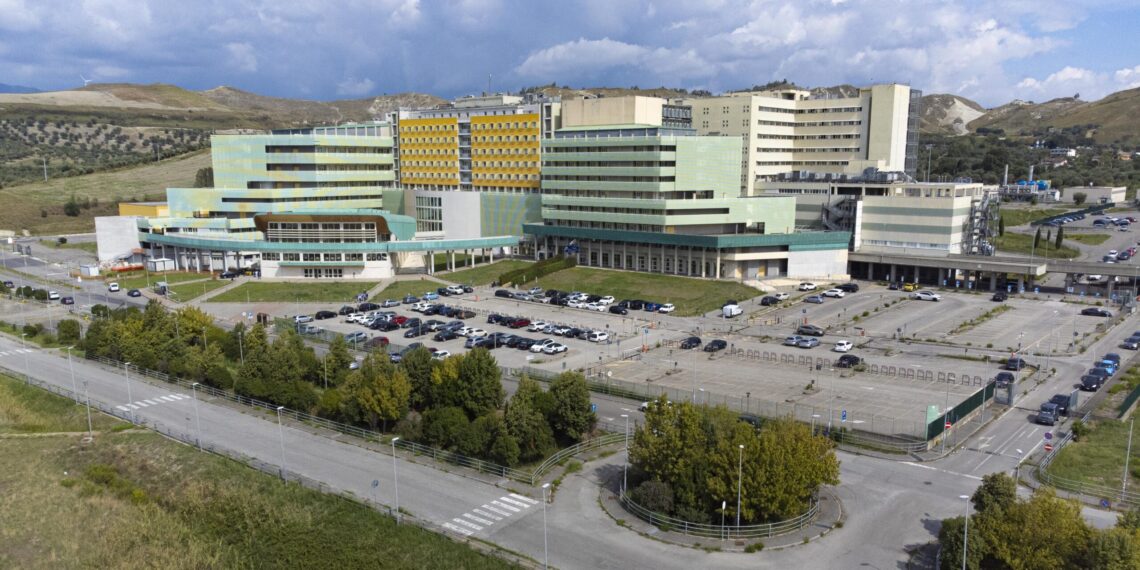 Gestione illecita delle liste d’attesa, medico e segretaria agli arresti domiciliari (VIDEO)