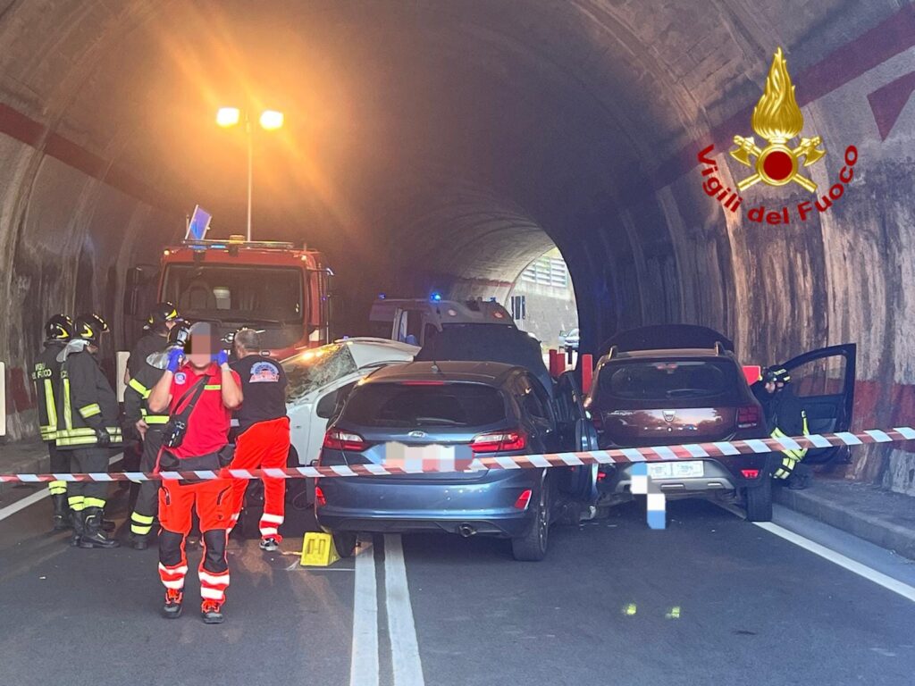 Brutto incidente sulla Statale Silana 107 4 incidente statale 107 galleria scanna giudei 2
