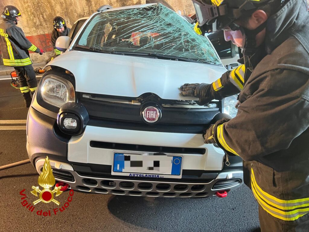 Brutto incidente sulla Statale Silana 107 3 incidente statale 107 galleria scanna giudei 3