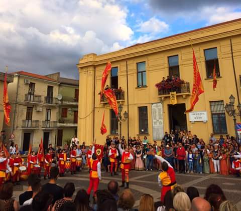 Il borgo medievale di Arena si prepara ad accogliere la XIII edizione de “La Castellana” (VIDEO) 7 ok spettacolo sbandieratori in piazza