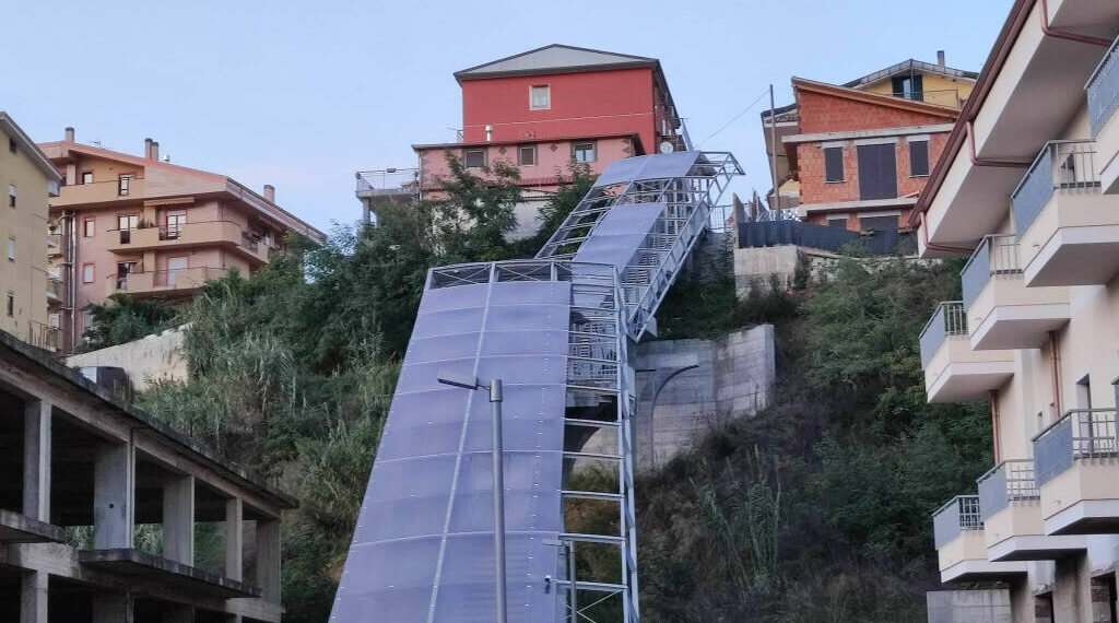 Il caso “scala mobile”: le verità del progettista. Nell’attesa, perché non aprire la scalinata che invece è collaudata?