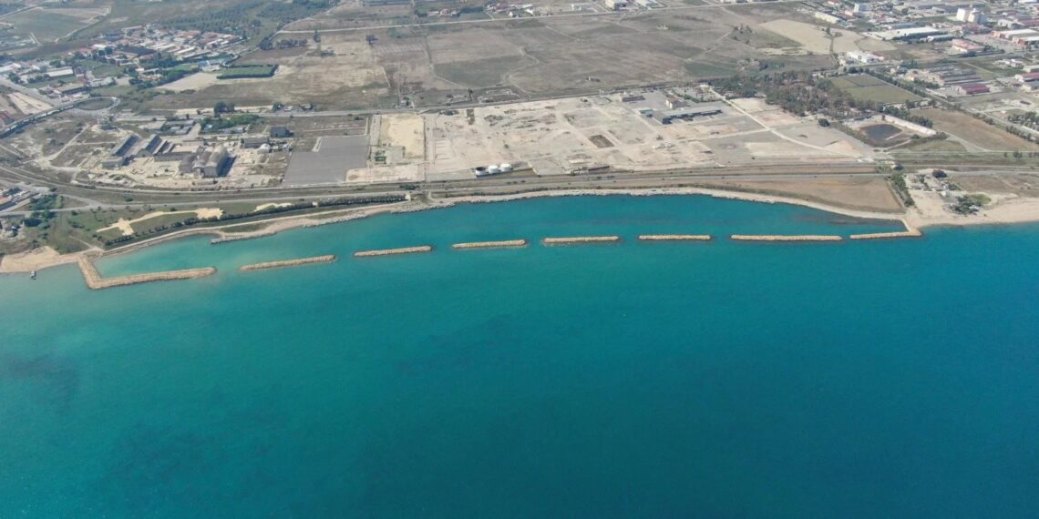 Bonifica del Sin di Crotone: dopo 25 anni partiranno i primi carichi di rifiuti non pericolosi della discarica fronte mare