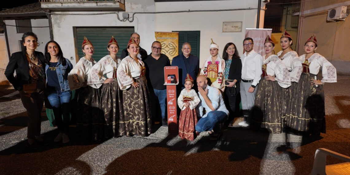 Vena di Maida accoglie con entusiasmo il progetto "Radici Arbëreshë" ideato da Edizioni Beroe 1 Vena di Maida accoglie con entusiasmo il progetto “Radici Arbëreshë” ideato da Edizioni Beroe