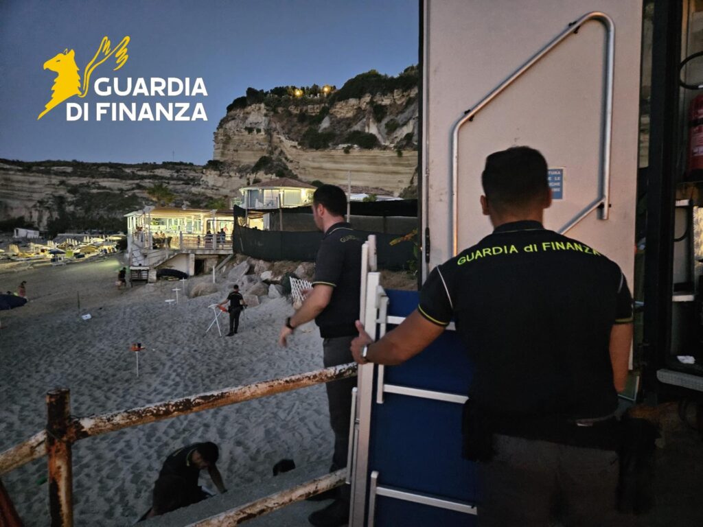 La Guardia di Finanza scopre stabilimenti balneari abusivi lungo la Costa degli Dei, ma i titolari avrebbero le licenze 3 14082025 112517 Spiagge 1