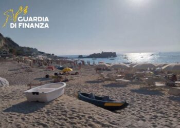 La Guardia di Finanza scopre stabilimenti balneari abusivi lungo la Costa degli Dei, ma i titolari avrebbero le licenze