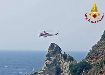 Capo Vaticano, turisti rimasti bloccati sulla scogliera recuperati dai Vigili del Fuoco (VIDEO)