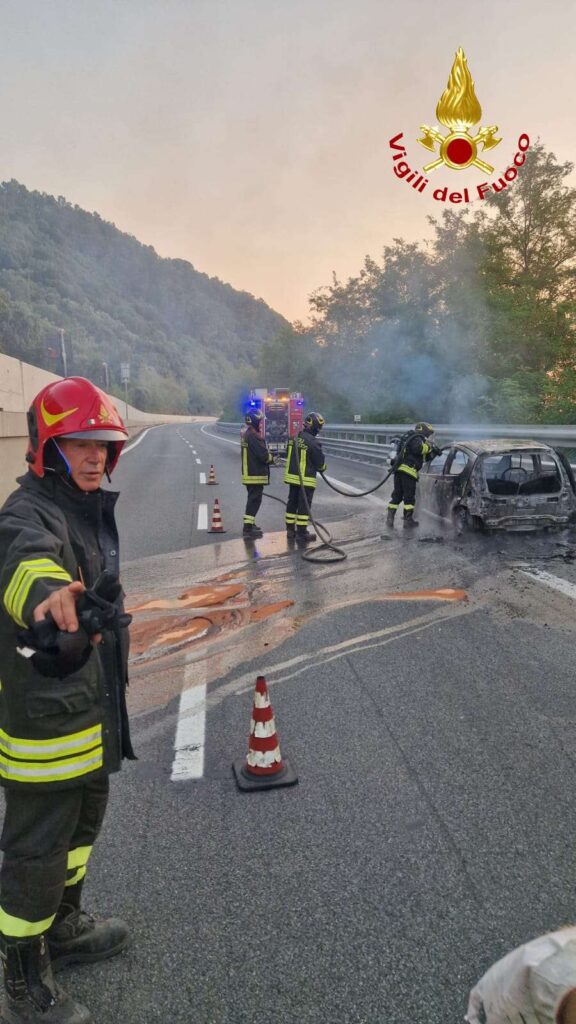 Auto in fiamme sull'autostrada tra Pizzo e S. Onofrio 5 2