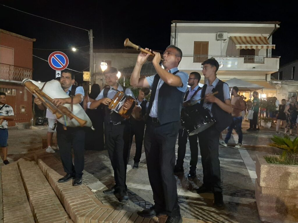 Tamburello Festival, a Zambrone un’edizione indimenticabile tra ritmi, tradizioni e cuore 3 3 Fanfara Fiorita